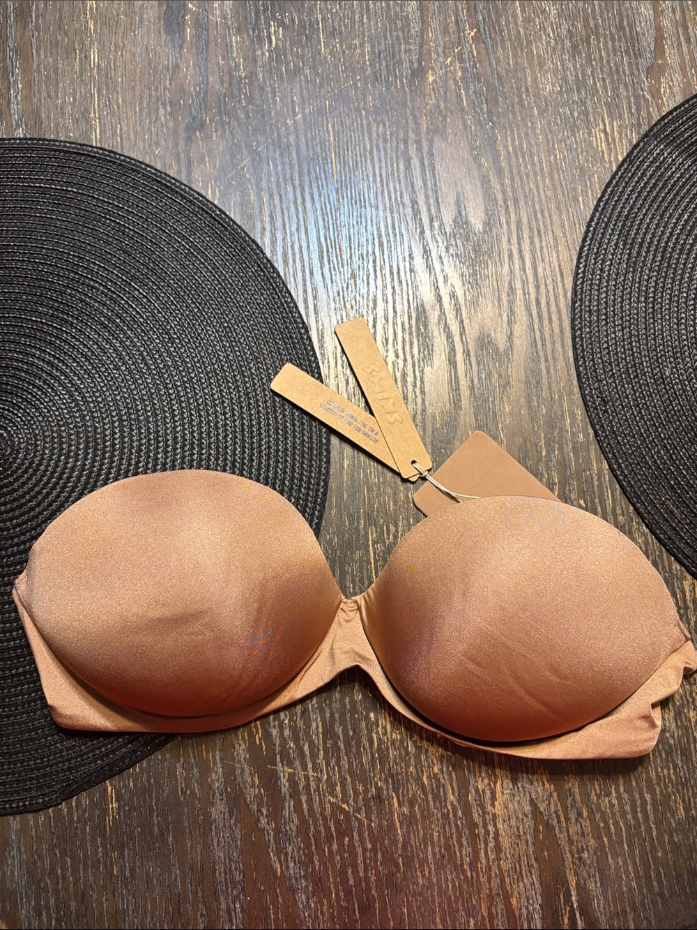 SKIMS ultimate push up sienna 32D Strapless  Bra creases pads nostraps included